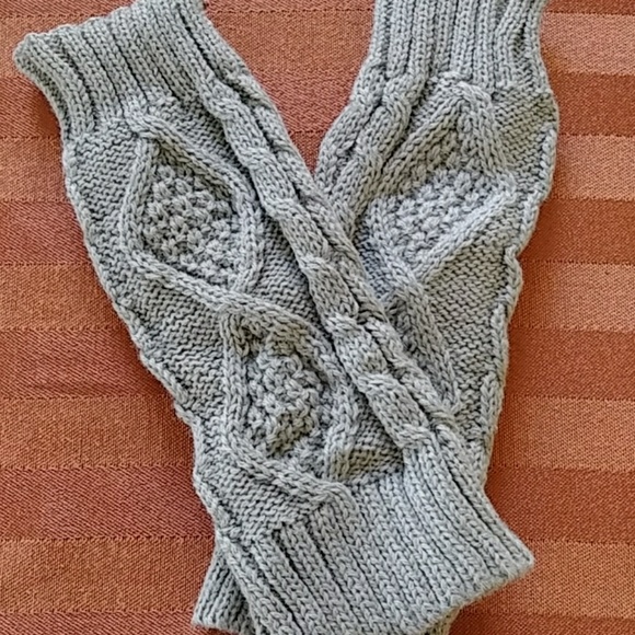 New Fingerless Mittens in Light Grey. - Picture 3 of 3